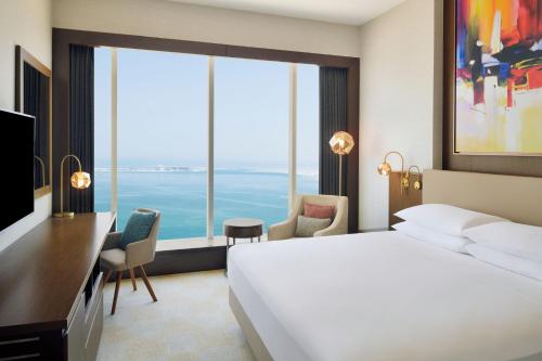 One-Bedroom King Suite with Partial Sea View - Executive Lounge Access image 7