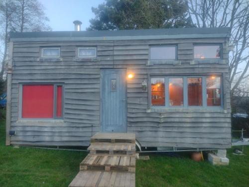 Tiny House Glamping, sleeps up to 6 Tiny House Glamping, sleeps up to 6