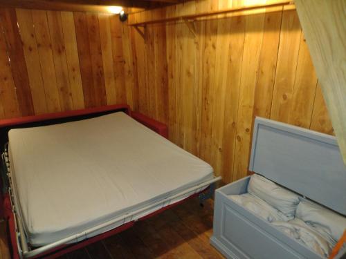 Tiny House Glamping, sleeps up to 6 Tiny House Glamping, sleeps up to 6