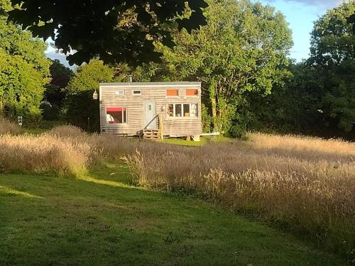 Tiny House Glamping, sleeps up to 6 Tiny House Glamping, sleeps up to 6