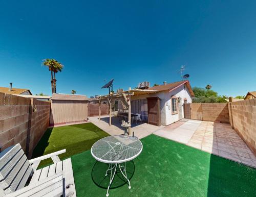 Stylish 3-Bedroom Las Vegas Getaway with Amenities, Las Vegas (photo 3)