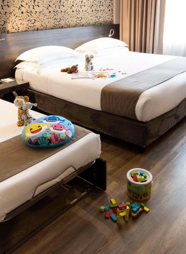 1 king bed, 2 twin beds