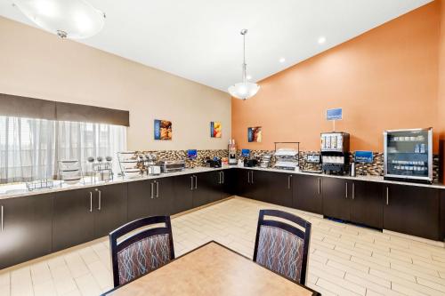 Best Western Maple City Inn - image 4