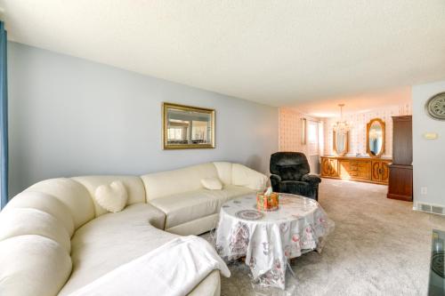 Central Cheektowaga Apt with Shared Hot Tub and Pool! in Cheektowaga, USA