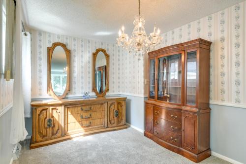 Central Cheektowaga Apt with Shared Hot Tub and Pool! in Cheektowaga, USA
