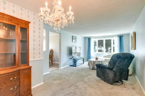 Central Cheektowaga Apt with Shared Hot Tub and Pool! in Cheektowaga, USA
