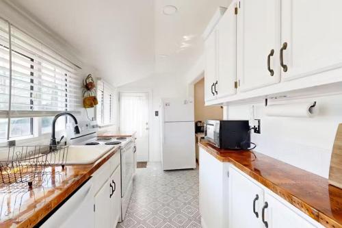 Cozy 1st Level Beach House - Walk Everywhere in North Beach, USA