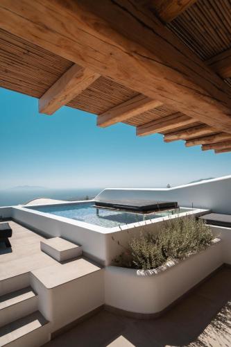 590504200 NĒRO Suites by NOMÉE Hospitality Group