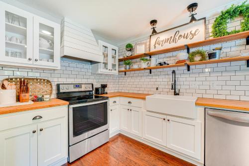 Family-Friendly Harrison Home 33 Mi to Branson! in Harrison, USA