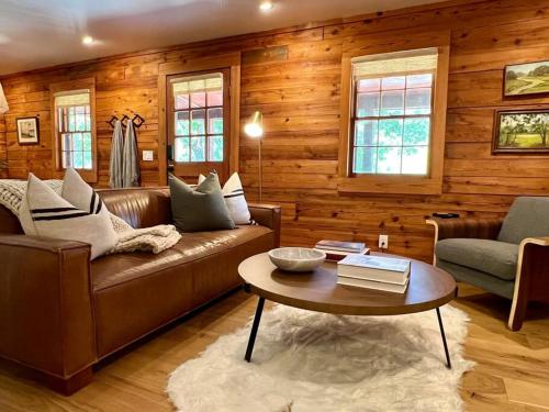 Hillside Cabin in Eureka Springs, USA