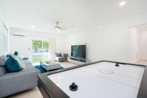Sunset Pool House 4BR 13 People Hidden Gem in North Miami Beach, USA