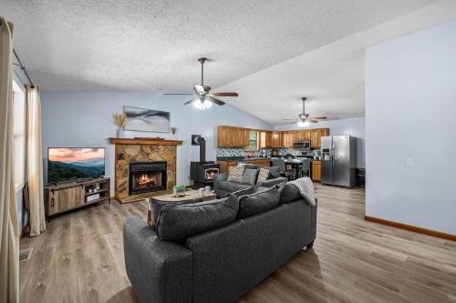 Andy Woods Lodge - 4 Bedrooms, 1,5 Baths, Sleeps 8 home in Cosby, USA