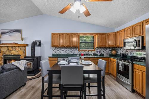 Andy Woods Lodge - 4 Bedrooms, 1,5 Baths, Sleeps 8 home in Cosby, USA