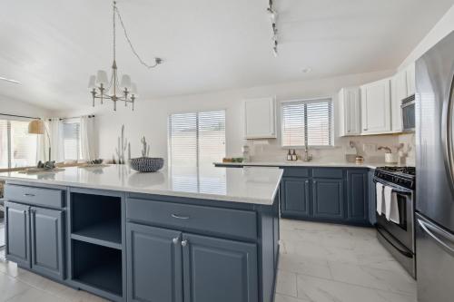 Chic Desert Retreat - Lush Spa Pool - Mini Golf in Desert View Village