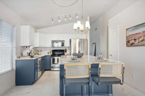 Chic Desert Retreat - Lush Spa Pool - Mini Golf in Desert View Village