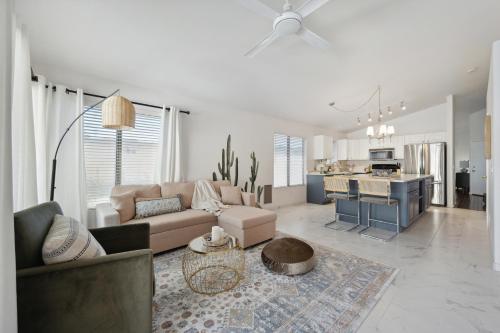 Chic Desert Retreat - Lush Spa Pool - Mini Golf in Desert View Village