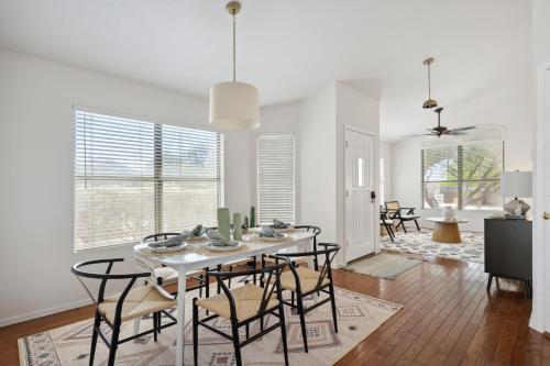 Chic Desert Retreat - Lush Spa Pool - Mini Golf in Desert View Village