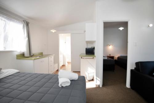 1 queen bed, 2 twin beds