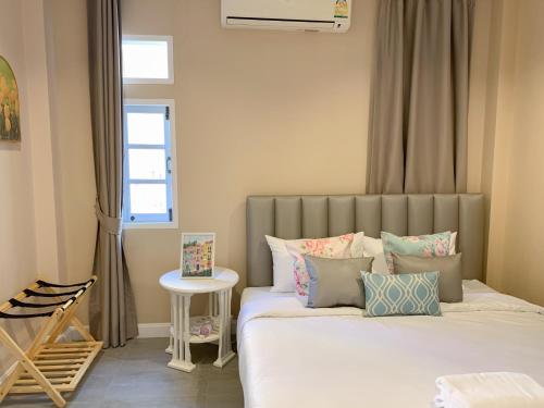 room detail thumbnail 2
