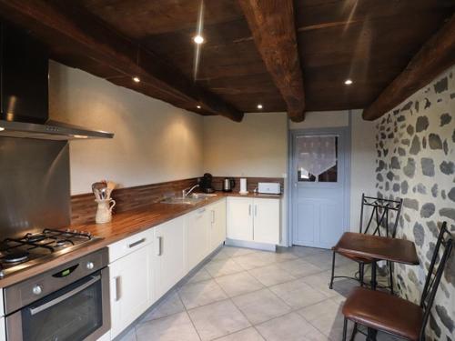 Maison de caractère rénovée près du lac de Sarrans - 5 pers, jardin, cheminée, internet - FR-1-742-256 Maison de caractère rénovée près du lac de Sarrans - 5 pers, jardin, cheminée, internet - FR-1-742-256