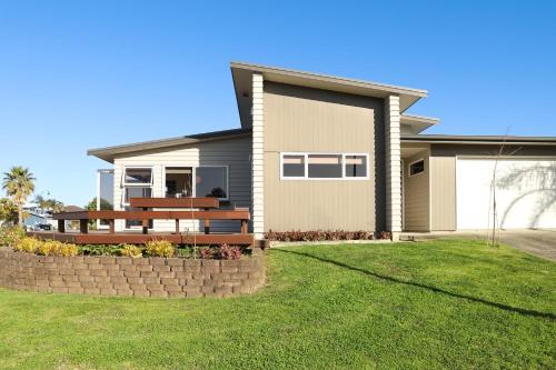 Hosts on the Coast Aquila Sunrise