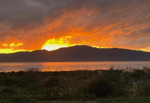 Beachfront Kapiti Sands, up to 25 guests!