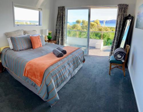 Beachfront Kapiti Sands, up to 25 guests!
