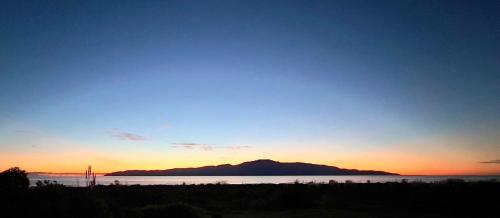 Beachfront Kapiti Sands, up to 25 guests!