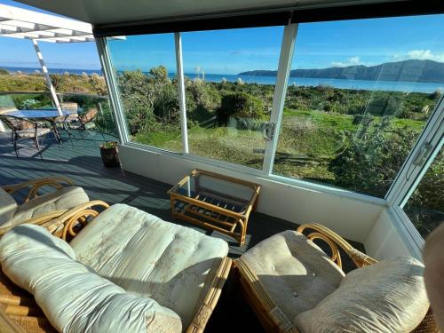 Beachfront Kapiti Sands, up to 25 guests!