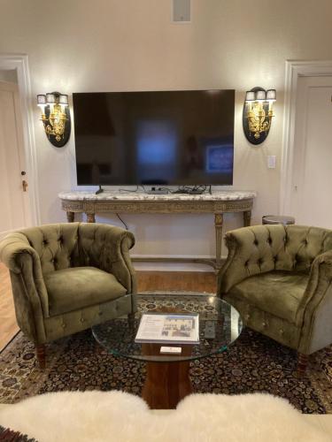 Pineapple House, Romantic 3 Bed 2 Bath Apt, Sleeps 6! Private Balcony! City Center! FREE Parking! in Denver, USA