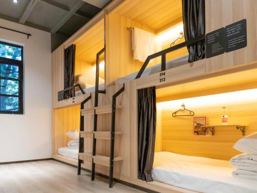 Chongging Desti Youth Park Hostel Liberation Monument in Chongqing