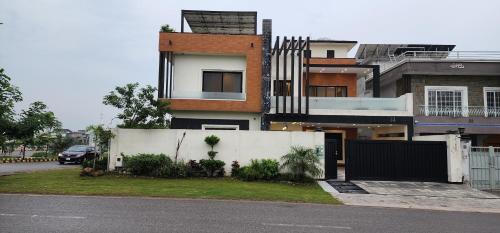 Haven Lodge Islamabad - 4BR Upper Apartment Private Entrance Rooftop & Jacuzzi - image 8