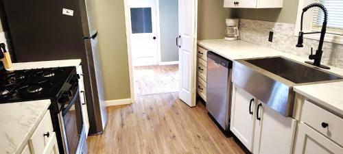 Kjøkken, Cozy 2-Bedroom, 1-Bathroom Haven in Tulsa! near River Parks