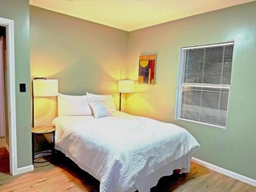 Cozy 2-Bedroom, 1-Bathroom Haven in Tulsa! near River Parks