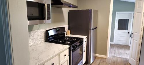 Kjøkken, Cozy 2-Bedroom, 1-Bathroom Haven in Tulsa! near River Parks