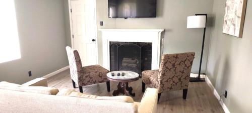 Cozy 2-Bedroom, 1-Bathroom Haven in Tulsa! near River Parks