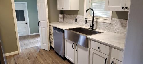 Kjøkken, Cozy 2-Bedroom, 1-Bathroom Haven in Tulsa! near River Parks