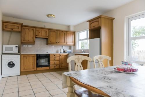 Cocina, Marine View -3 Bedroom Townhouse in Bundoran