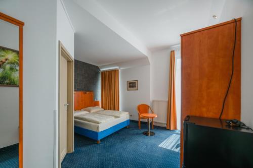 Hotel Mirage - image 12