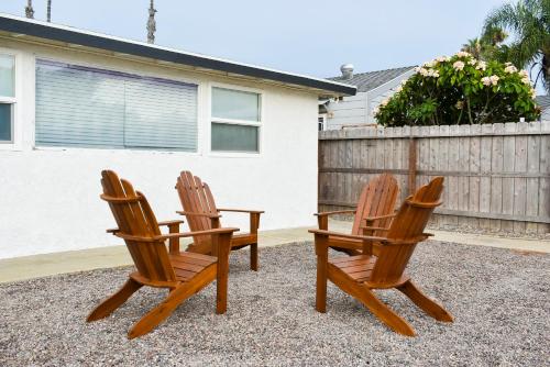 Beachside Bliss Spacious 3BR Retreat, Steps to Ocean in Oceanside, USA