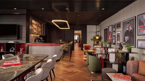 ผับ/เลาจน์, Radisson RED Belgrade in ปาลีลูลา