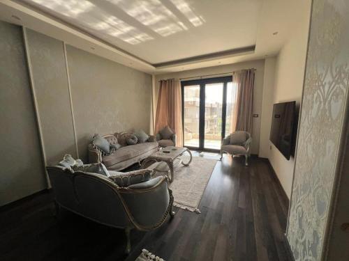 Chic City Stay in 4 bed Penthouse In Midtown Compound, AUC
