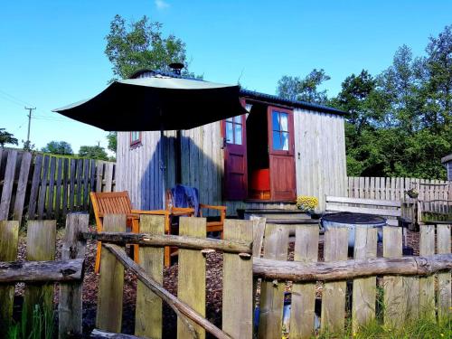Cozy Cabin Retreat on top of the Shropshire hills in Bettws-y-crwyn