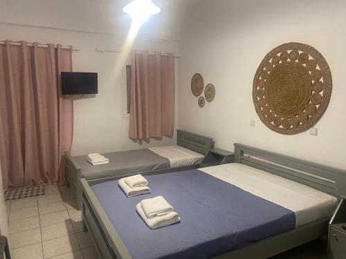 1 double bed, 1 twin bed