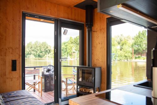 Tiny-Hausboot LIKEDEELER mit Dachterasse und Kamin, Hamburgo (foto 3)