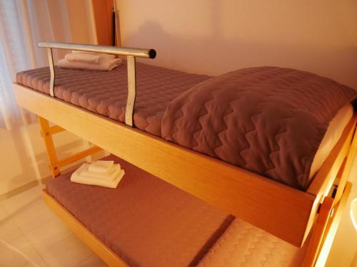 1 twin bed, 1 bunk bed