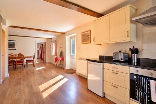 Finest Retreats - The Old Granary in Hurstbourne Priors