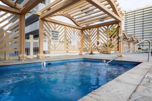 Upgraded Modern w Spectacular Sunset! 27th Floor-2714 in Honolulu, USA