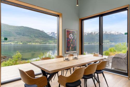 Зручності, Modern house by the Fjord in Sandane, Nordfjord. in Сандейн