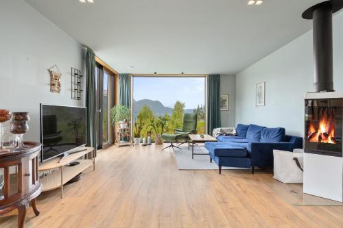 Спільний лаунж/ТБ зона, Modern house by the Fjord in Sandane, Nordfjord. in Сандейн